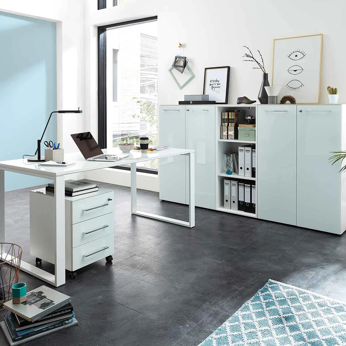Komplettbüro im hellen Design