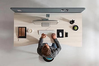 weißer elektrisch höhenverstellbarer Schreibtisch im Büro