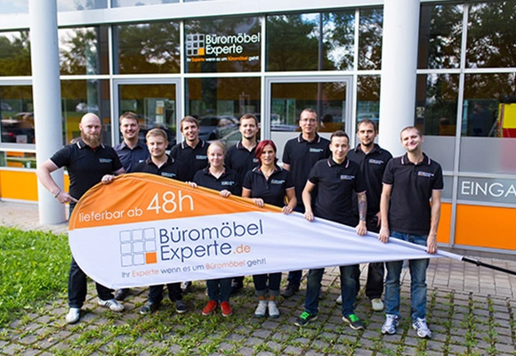 2015: Aus „Oneserv-online services GmbH & Co. KG“ wird „Büromöbel Experte GmbH & Co. KG“ und ein Onlineshop für Österreich geht online. Größere Geschäftsräume mit einem Showroom werden bezogen.