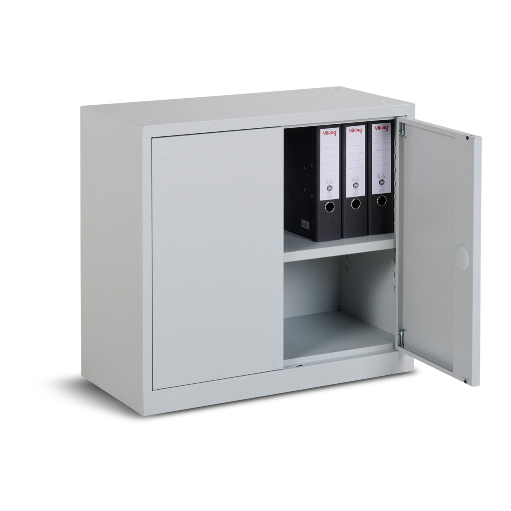 Innenansicht eines Stahl-Aktenschranks mit Ordnern und Hängeregistratur