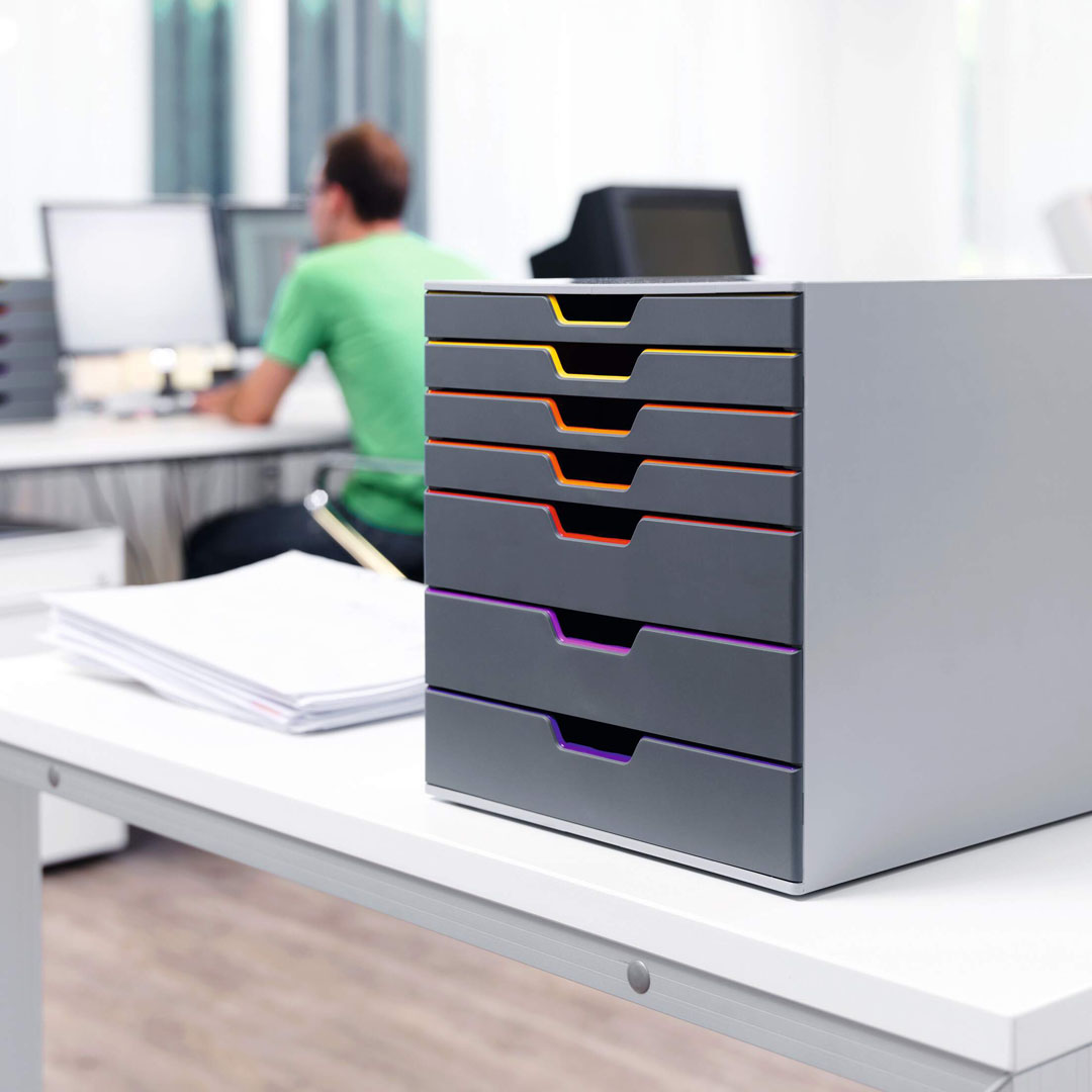 Schreibtisch mit organisiertem Ablagesystem