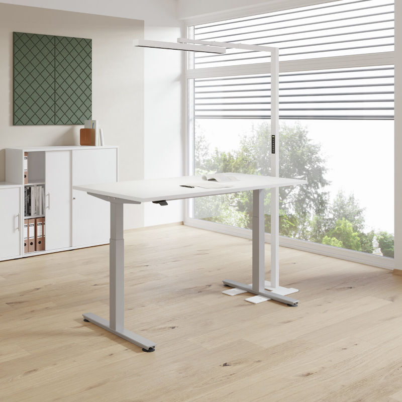 LED Stehleuchte in Kombination mit ergonomischem Schreibtisch