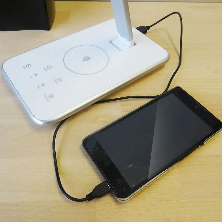 Unilux Jazz Leuchte mit Induktionsladefunktion und USB-Port auf Schreibtisch