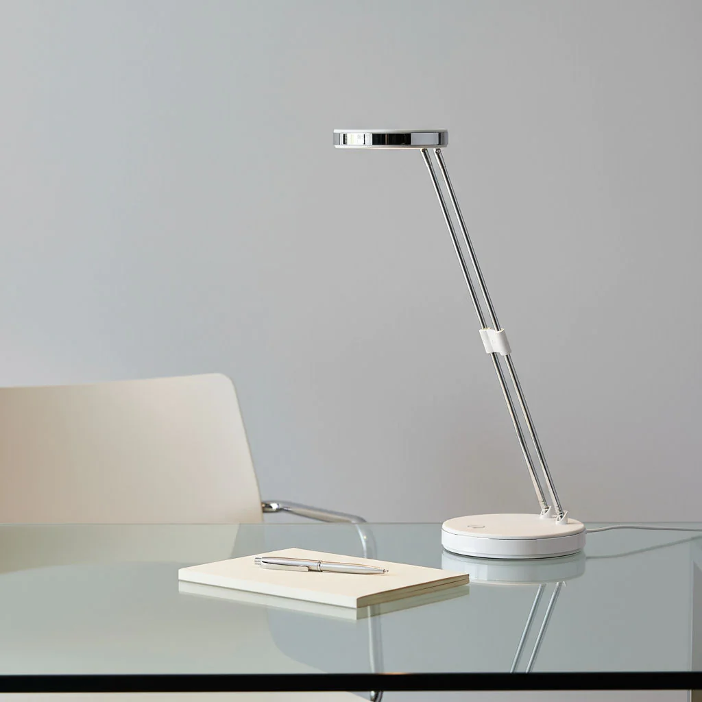 Kompakte und flexible LED-Tischleuchte puck am modernen Arbeitsplatz