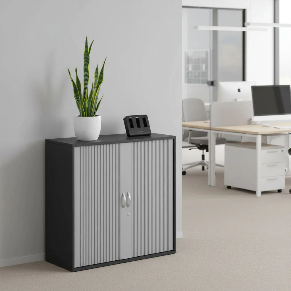 Querrollladenschrank Pro 3OH als platzsparende Stauraumlösung im Büro