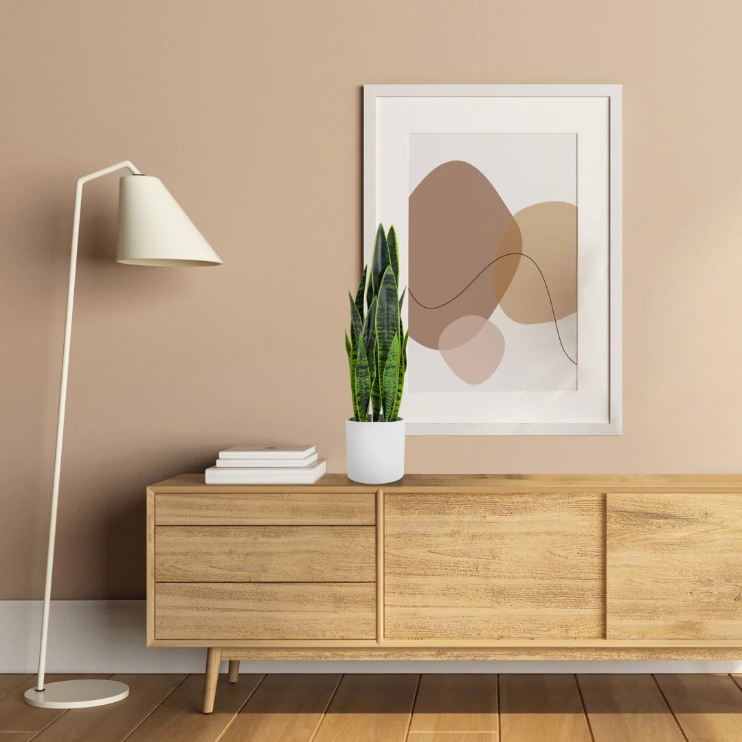 Detailansicht der naturgetreuen Blätter und des stabilen Topfes der SANSEVIERIA