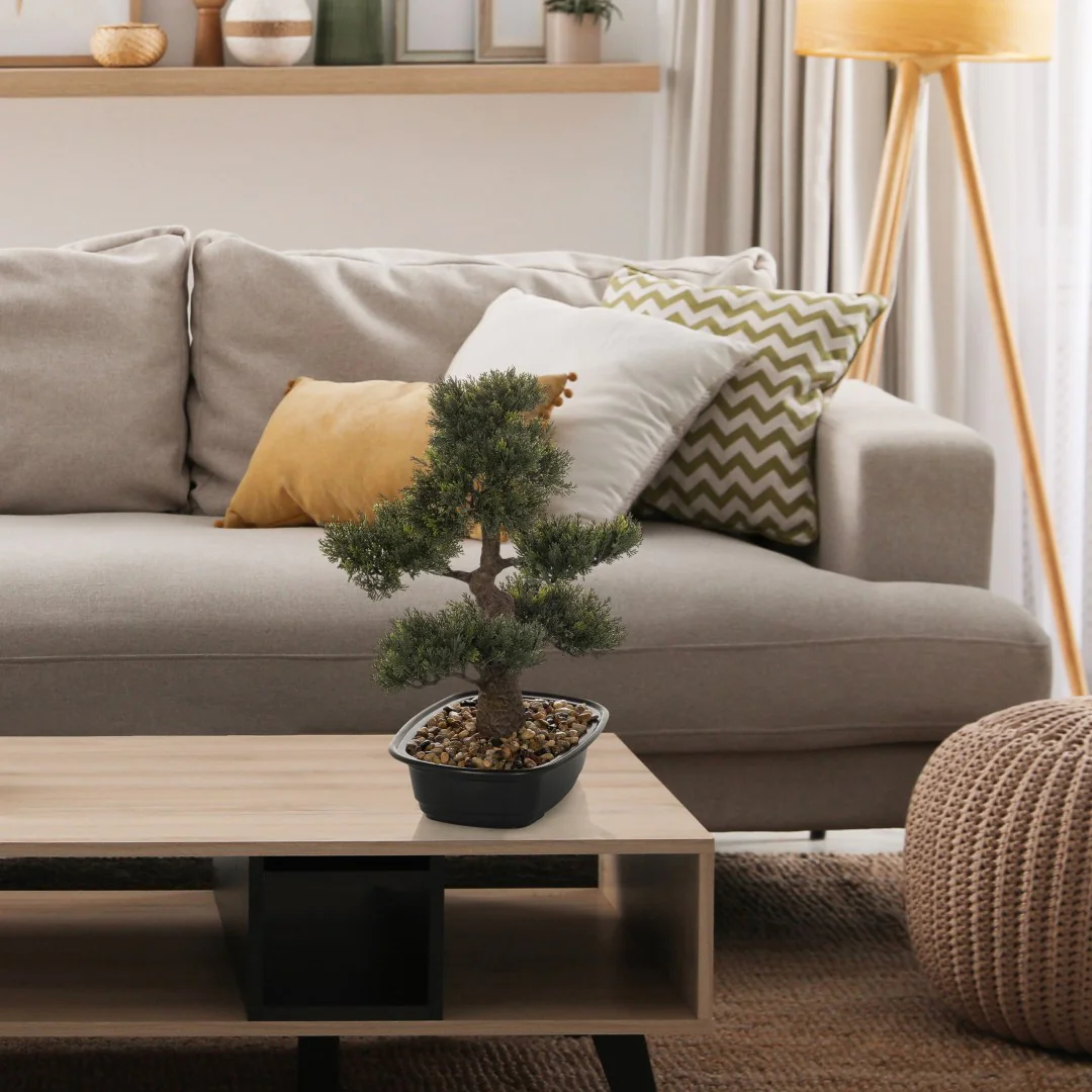Detailansicht der naturgetreuen Blätter und des stabilen Topfes des BONSAI