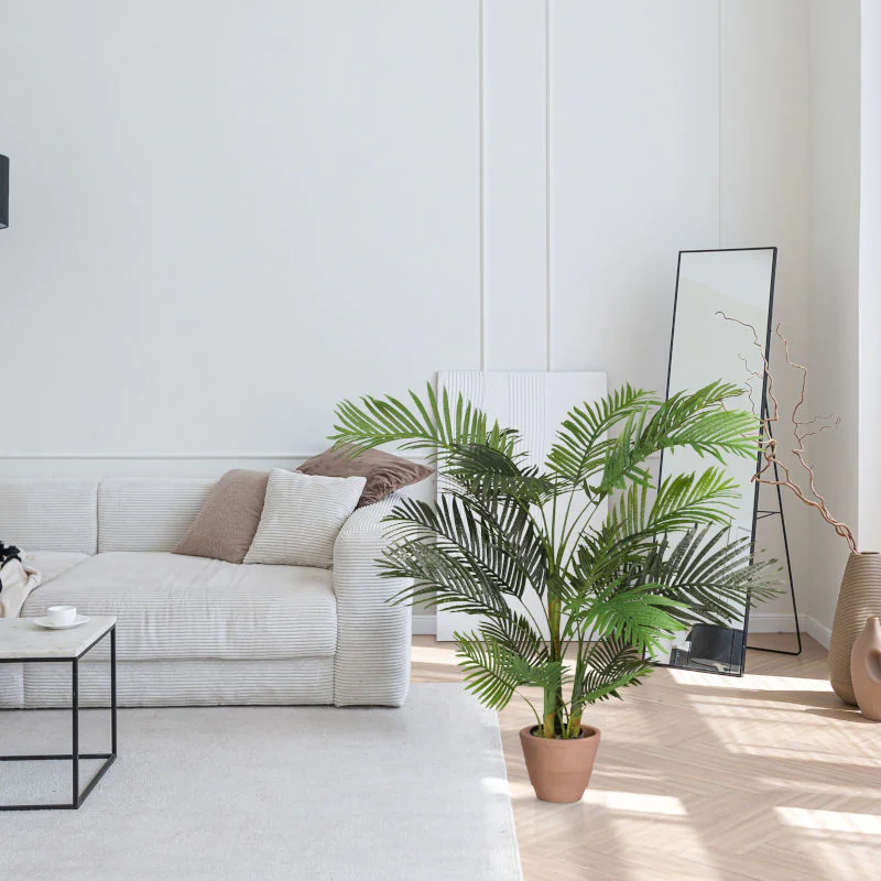 Detailansicht der naturgetreuen Palmwedel und des stabilen Topfes der ARECA II
