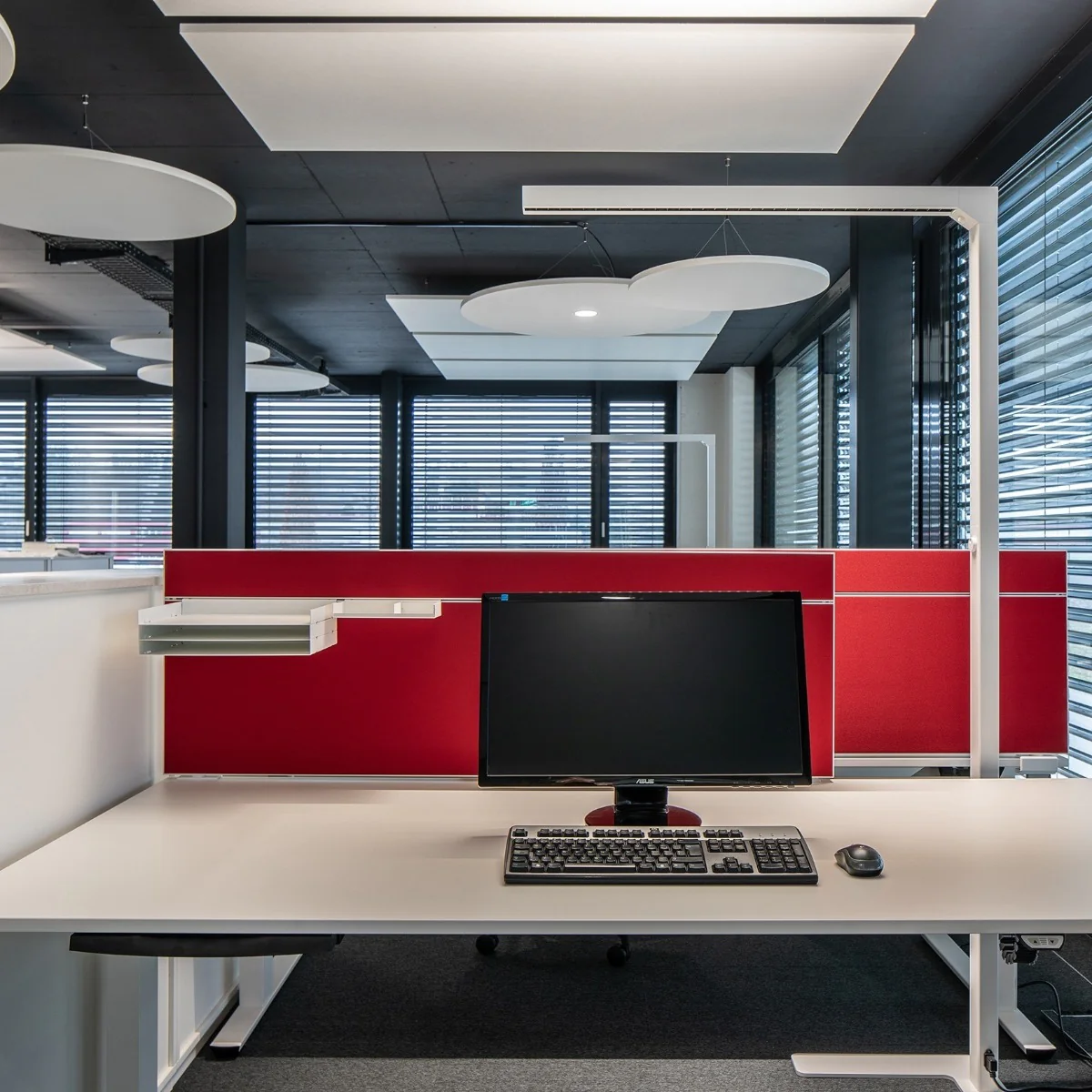 Detailansicht Pendelmontage eines Deckenabsorbers