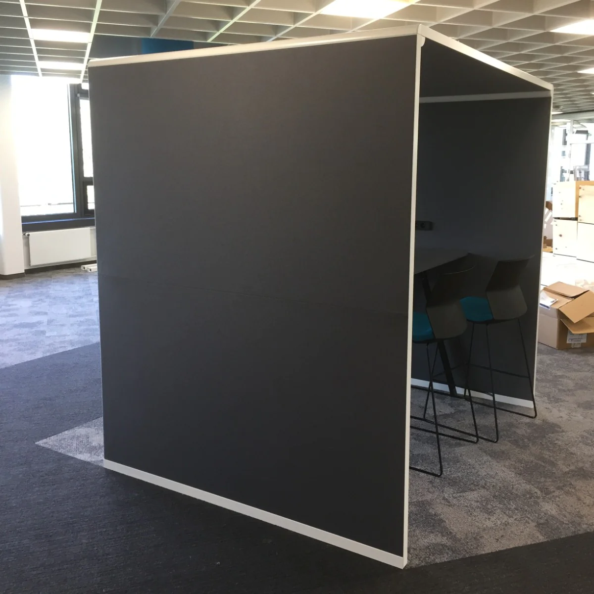 ergopanel Conexión Akustikstellwand im Einsatz in einem Großraumbüro