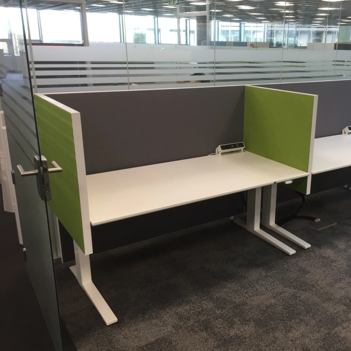 ergopanel Conexión Stellwände in einer modernen Bürolandschaft