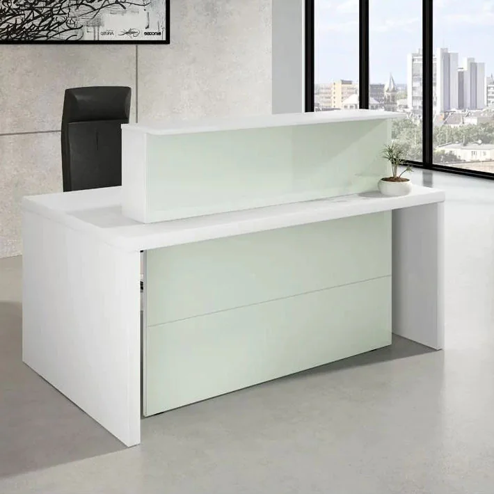 Detailansicht der hochwertigen Glasfront und der robusten ABS-Kanten der Theke Verona