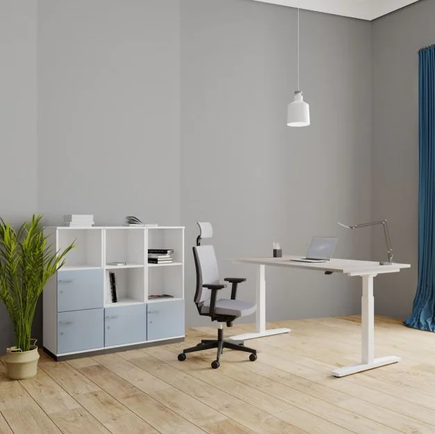 Höhenverstellbarer Schreibtisch eUP 3 PRO in einem professionellen Büroumfeld