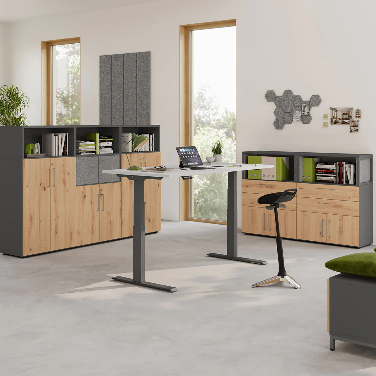 Kombischrank FlexWall 4 OH mit offenem Rahmenaufsatz als modulare Stauraumlösung
