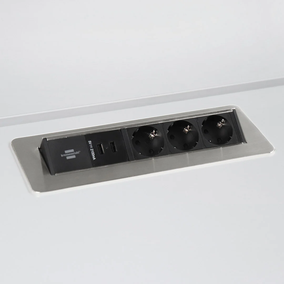 Steckdosenleiste mit 3 Steckdosen und 2 USB-Anschlüssen in geöffnetem Zustand