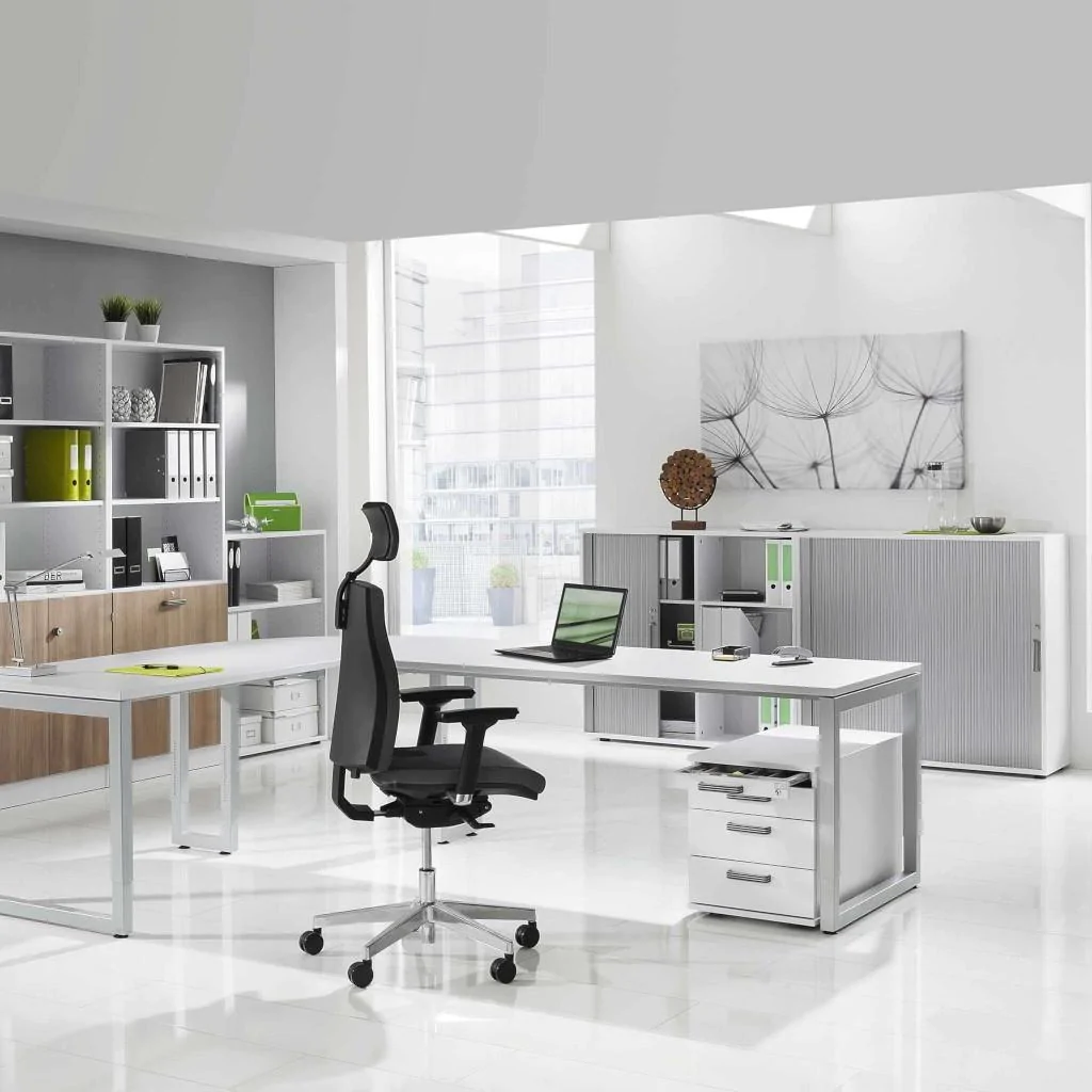 Schreibtisch R als schwebende Kommandozentrale in einem minimalistischen, eleganten Büro
