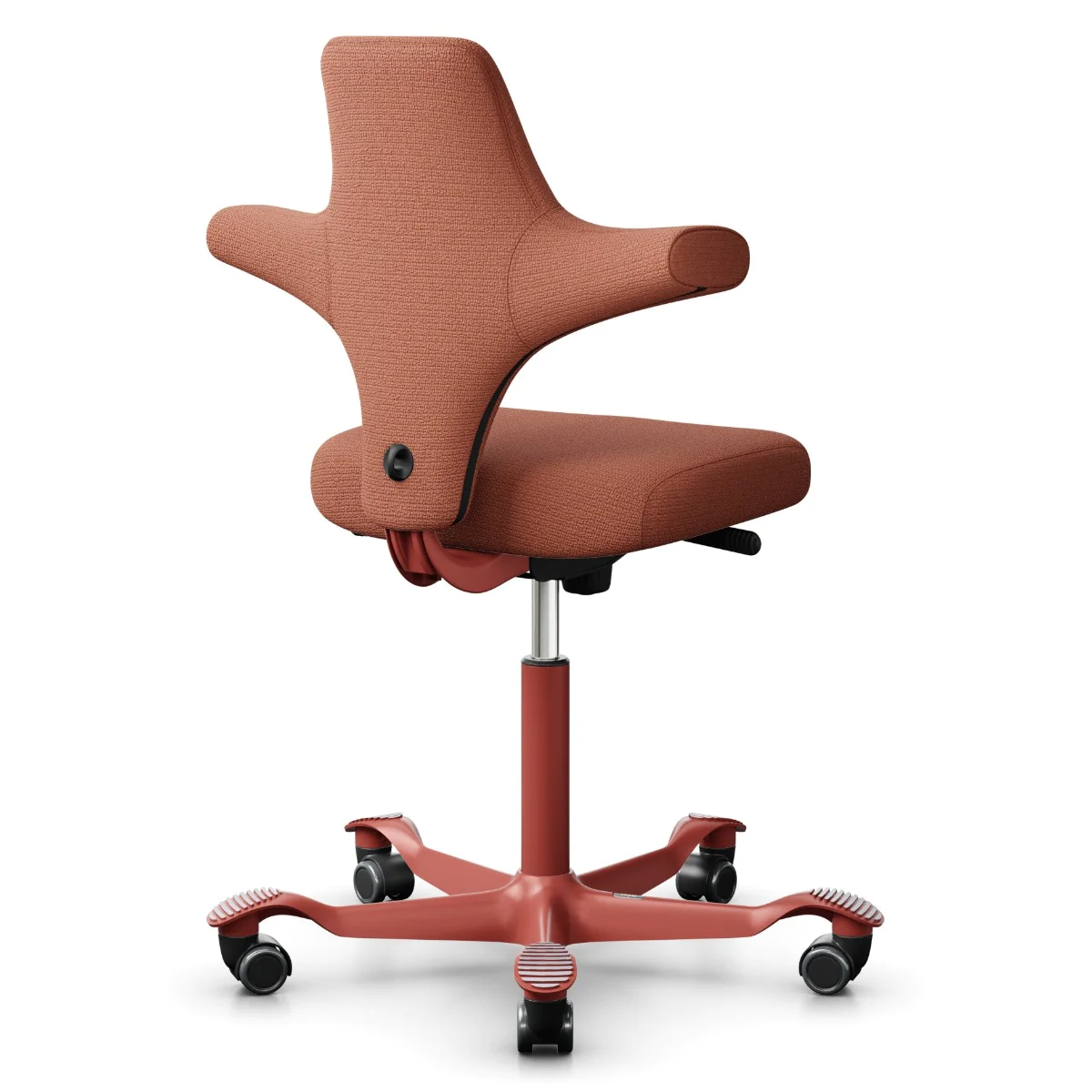 Der HÅG Capisco Bürostuhl in einer erhöhten Sitzposition an einem Stehschreibtisch