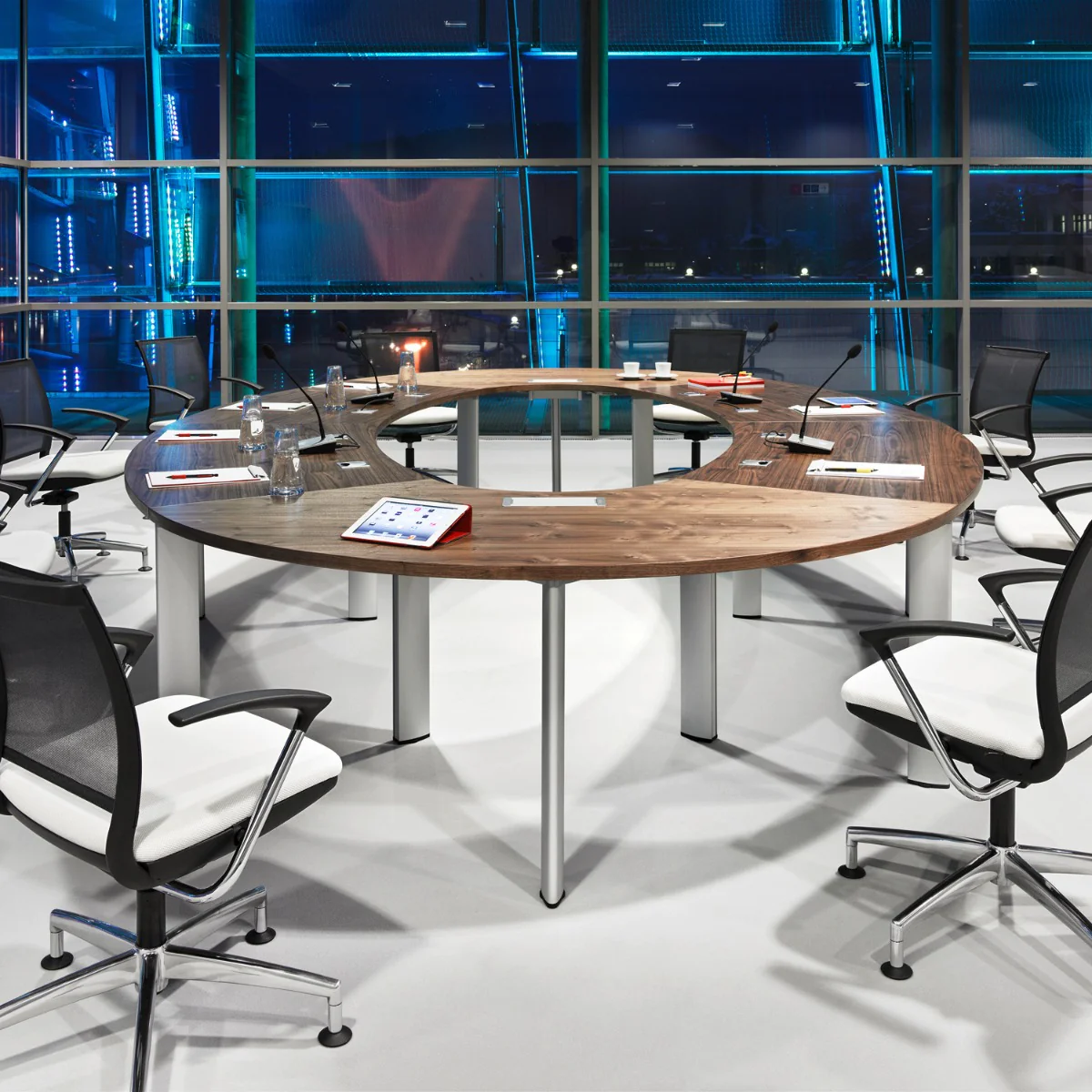 Tischsystem CX 3200 als modulare Lösung für repräsentative Konferenzräume