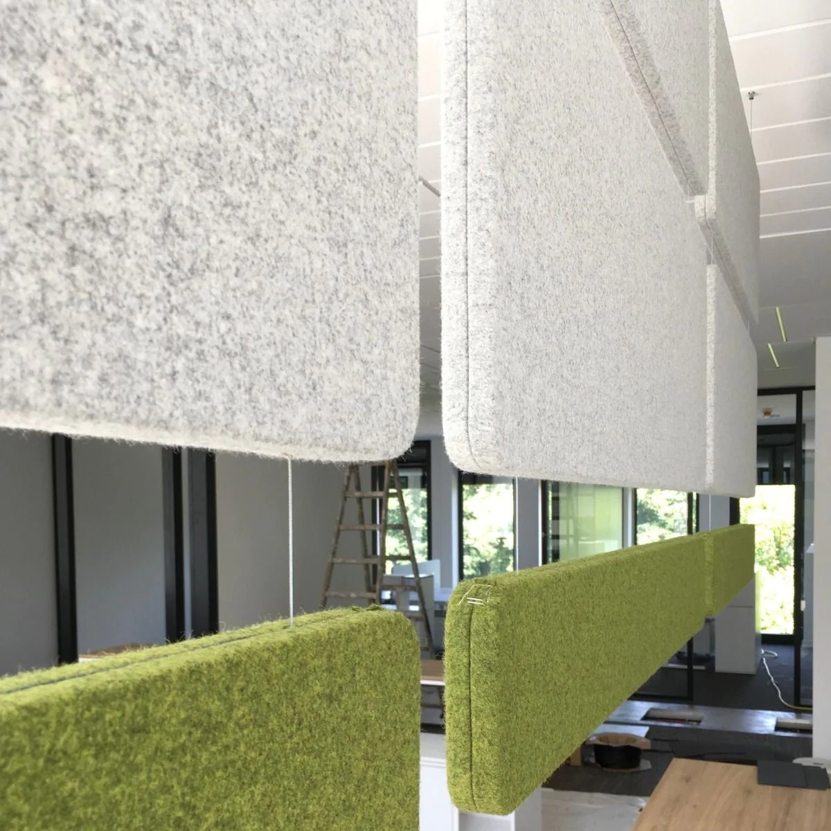 Deckenabsorber in moderner Bürofläche