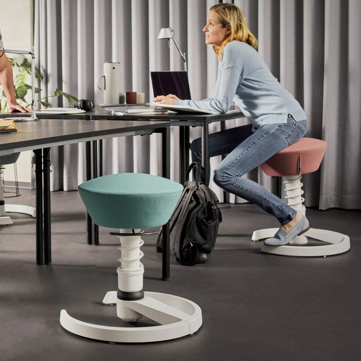 Aeris Swopper mit Lehne und Rollen von Aeris - Produktbild 10 von 13