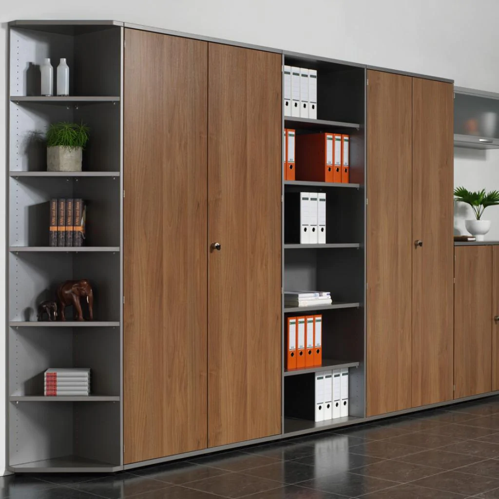 Garderobenschrank Pro 4OH als sichere und professionelle Lösung für den Umkleidebereich