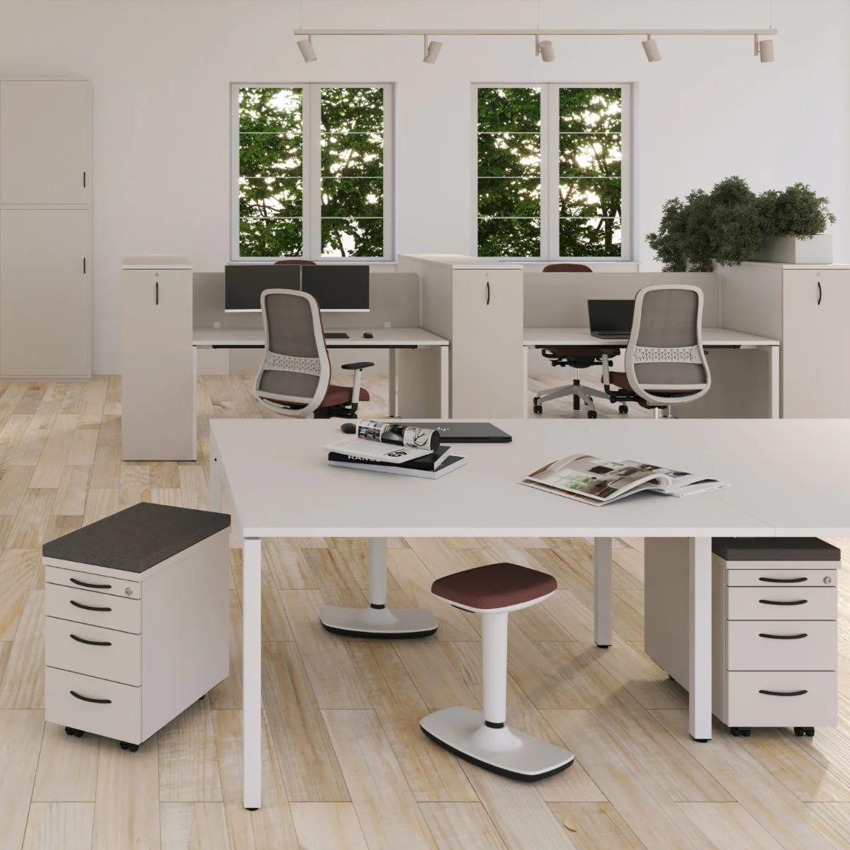 Steh-Sitz-Hocker Timmi als agiler Partner in einer modernen, dynamischen Arbeitswelt
