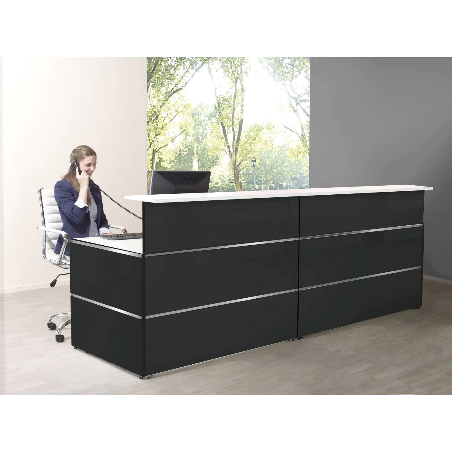 Empfangstheke mit dunklen Elementen und Glasaufsatz