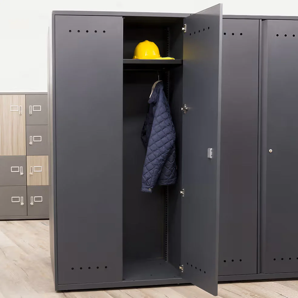Bisley Kleiderschrank LateralFile aus Stahl mit geöffneten Türen