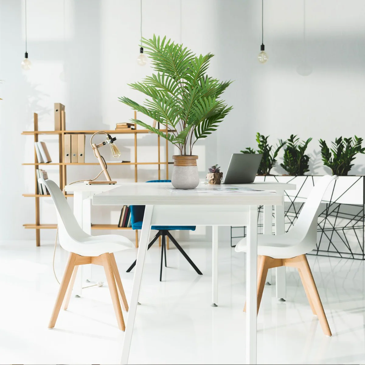 Kunstpflanze ARECA als repräsentative und pflegeleichte Dekoration im Büro