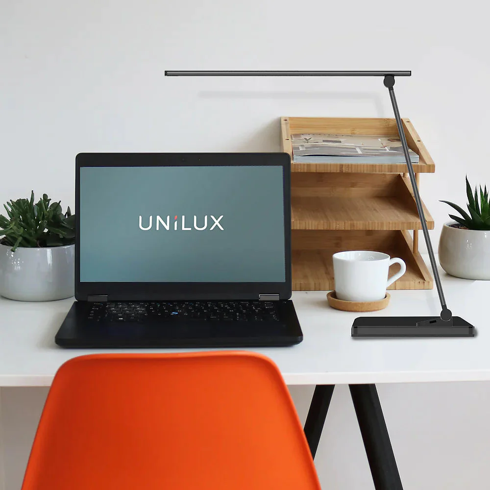 Arbeitsplatz mit ergonomischer Bürobeleuchtung und Monitor