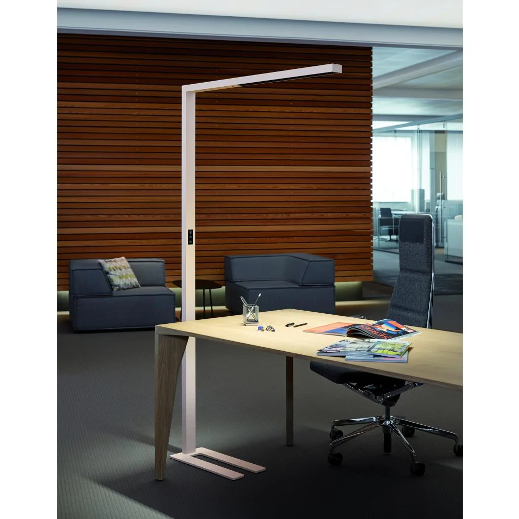 LED Stehleuchte am Arbeitsplatz im Büro