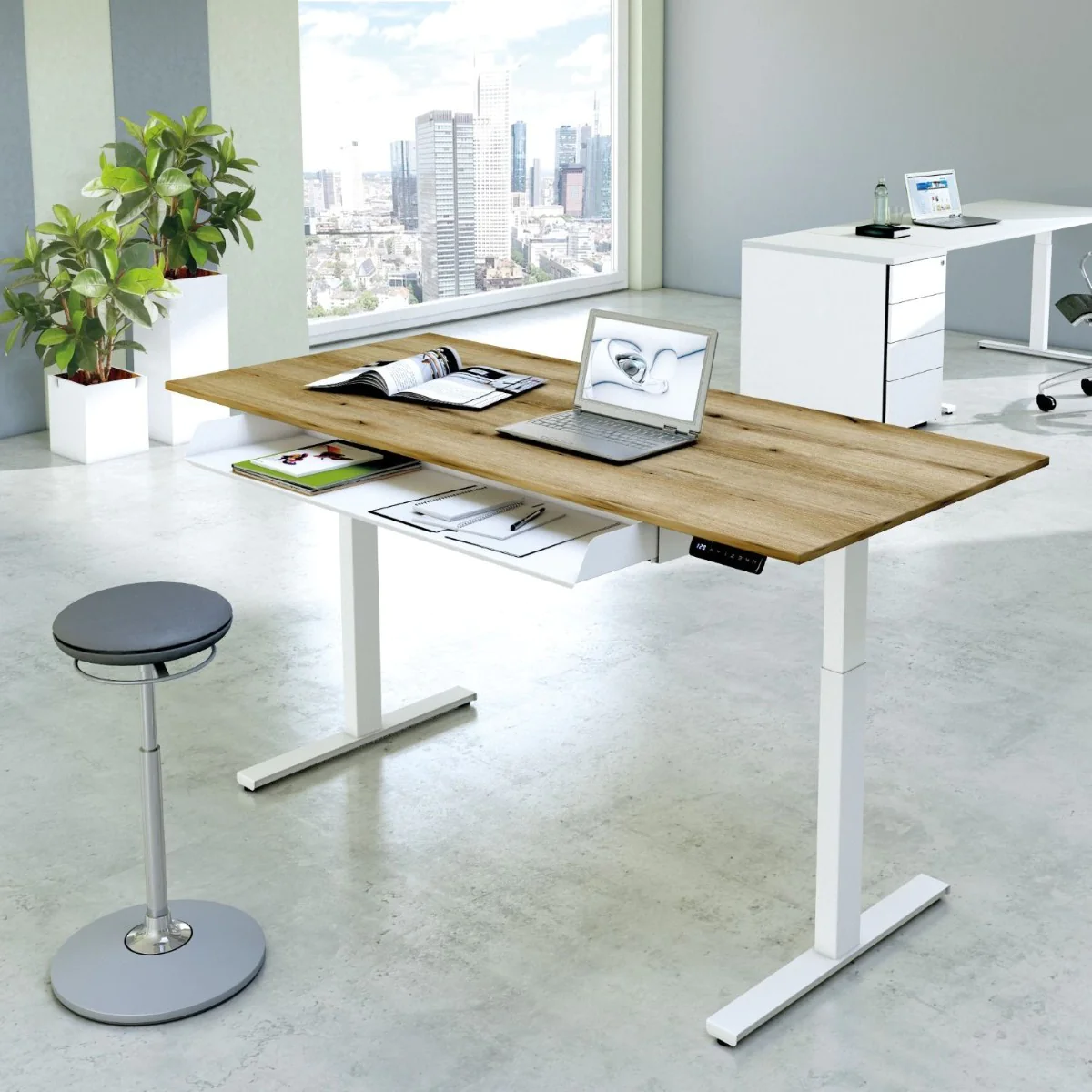 Höhenverstellbarer Schreibtisch Move 3 in einem modernen Büroumfeld für dynamisches Arbeiten