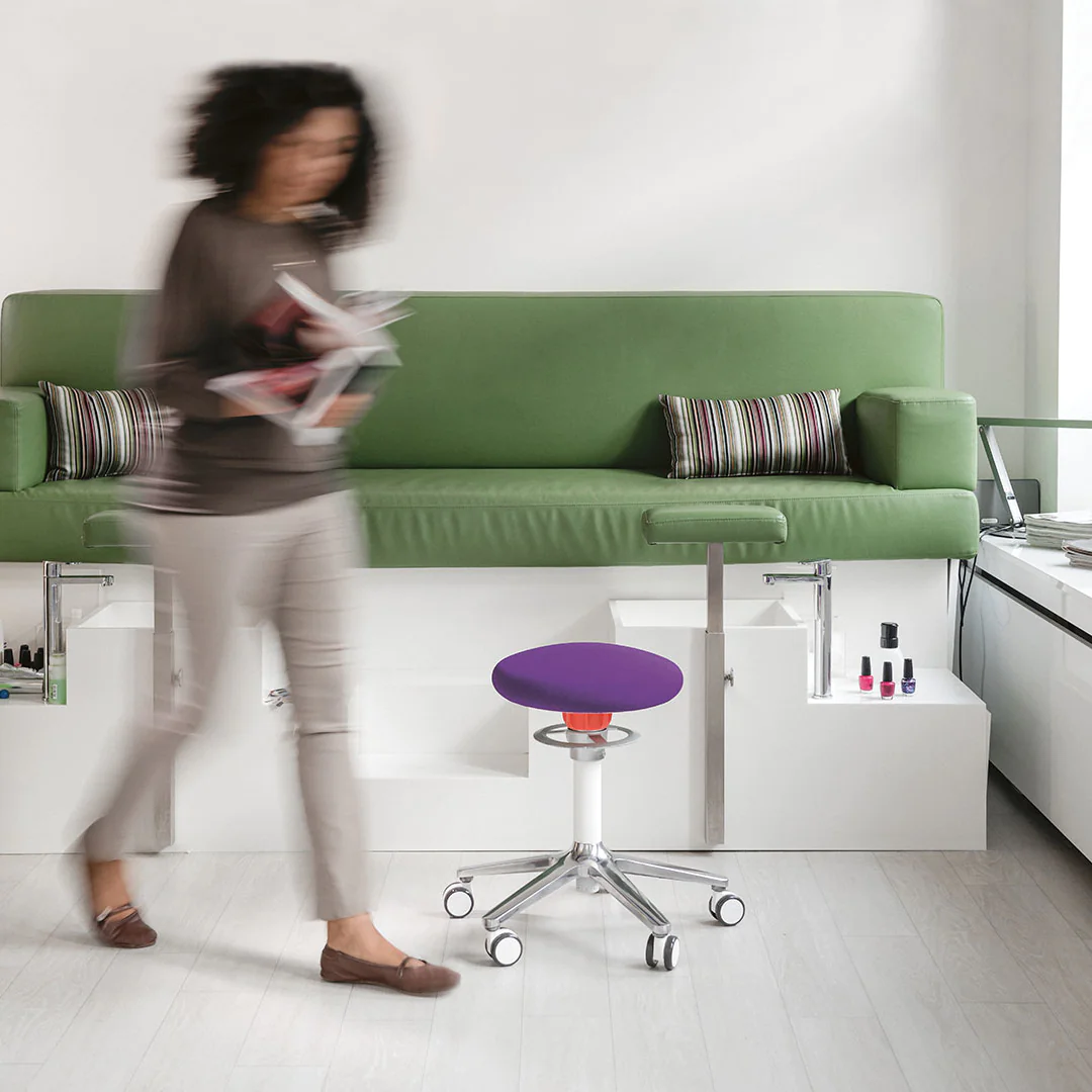 Hocker Roll von Ongo by Köhl in einem modernen Büro