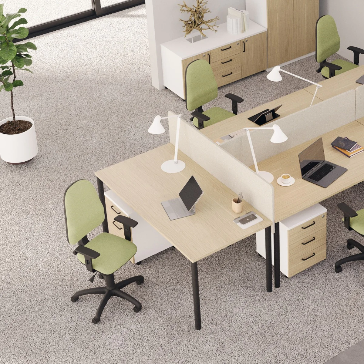 Klassischer Schreibtisch E10 mit Rundrohr 4-Fuß-Gestell in einem modernen Büro