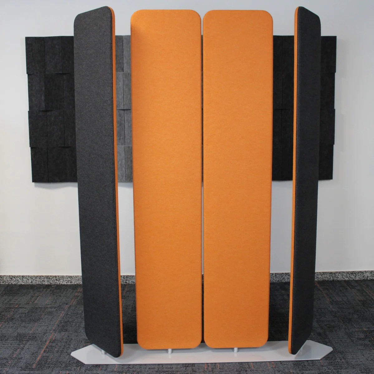 Detailansicht des Designs der PIVOT Akustikwand mit stabiler Bodenplatte