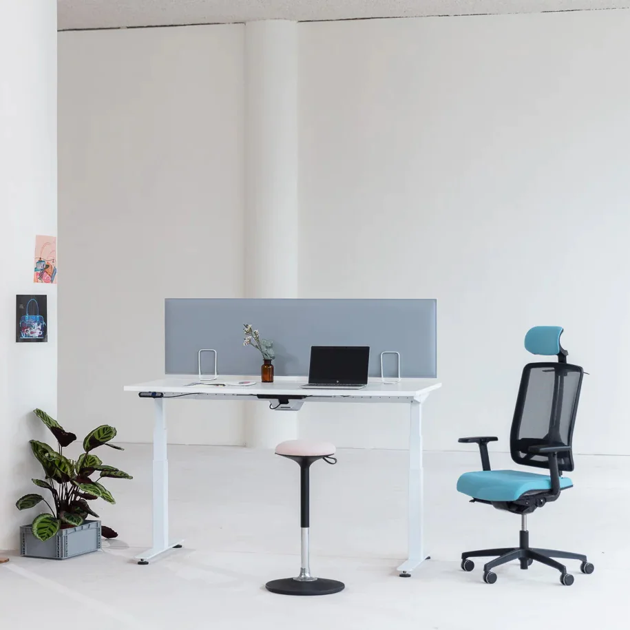 Balancestuhl Bello von RIM in einem modernen Arbeitsumfeld