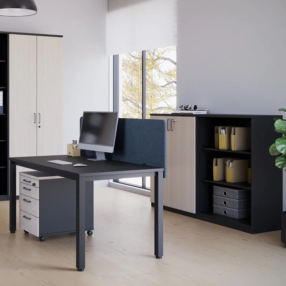E10 Regalaufsatzschrank als modulare Erweiterung auf einem Sideboard im Büro