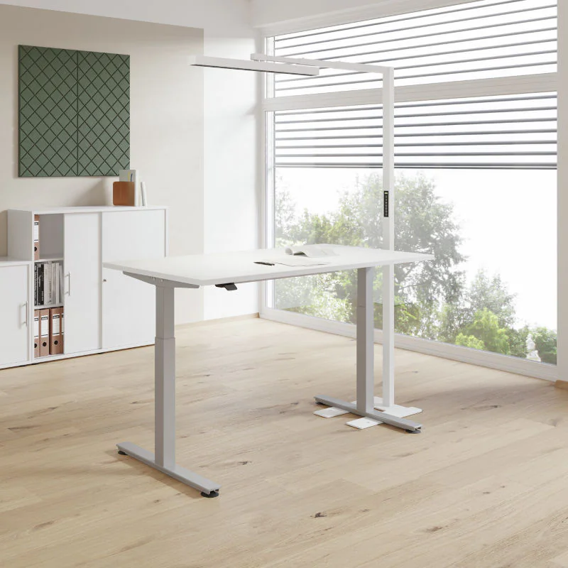 LED Stehleuchte in Kombination mit ergonomischem Schreibtisch