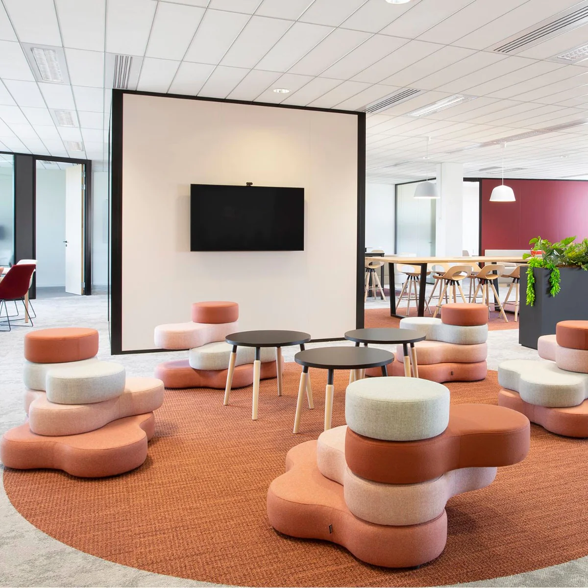 Modulares Tapa Sitzsystem als kreative Sitzlandschaft in einer Lounge