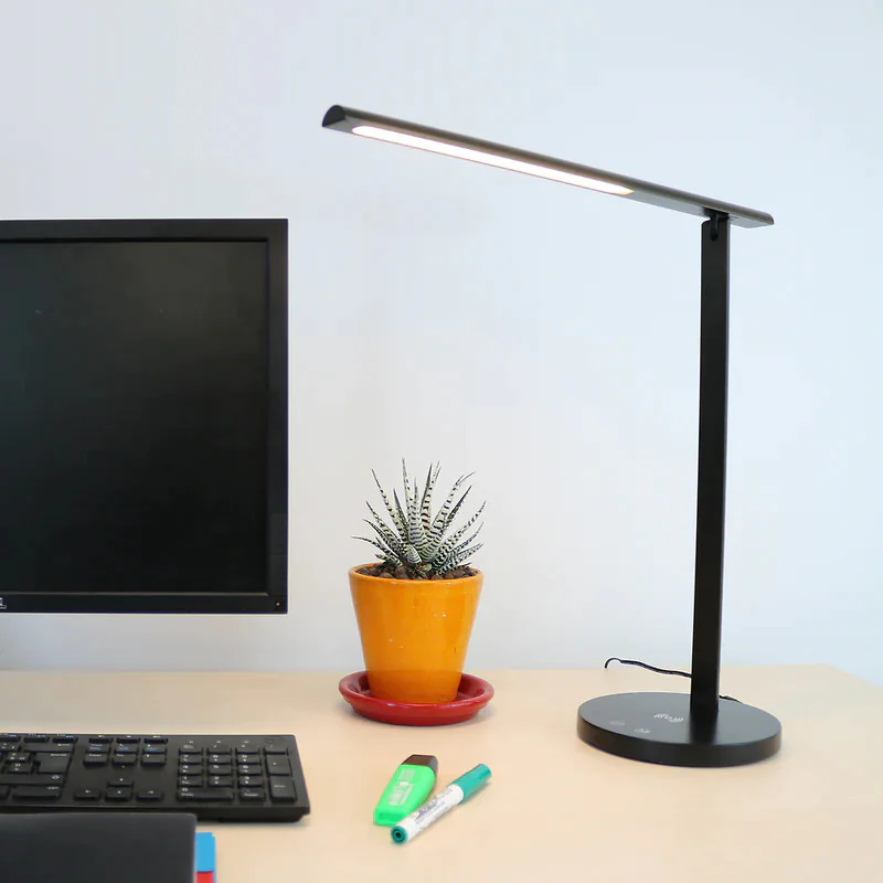 Multifunktionale LED-Tischleuchte Diva mit integrierter Ladestation