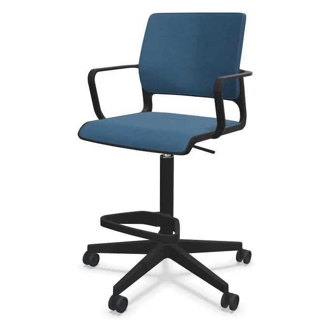 Der Xilium Counter als professionelle und ergonomische Sitzlösung im Empfangsbereich