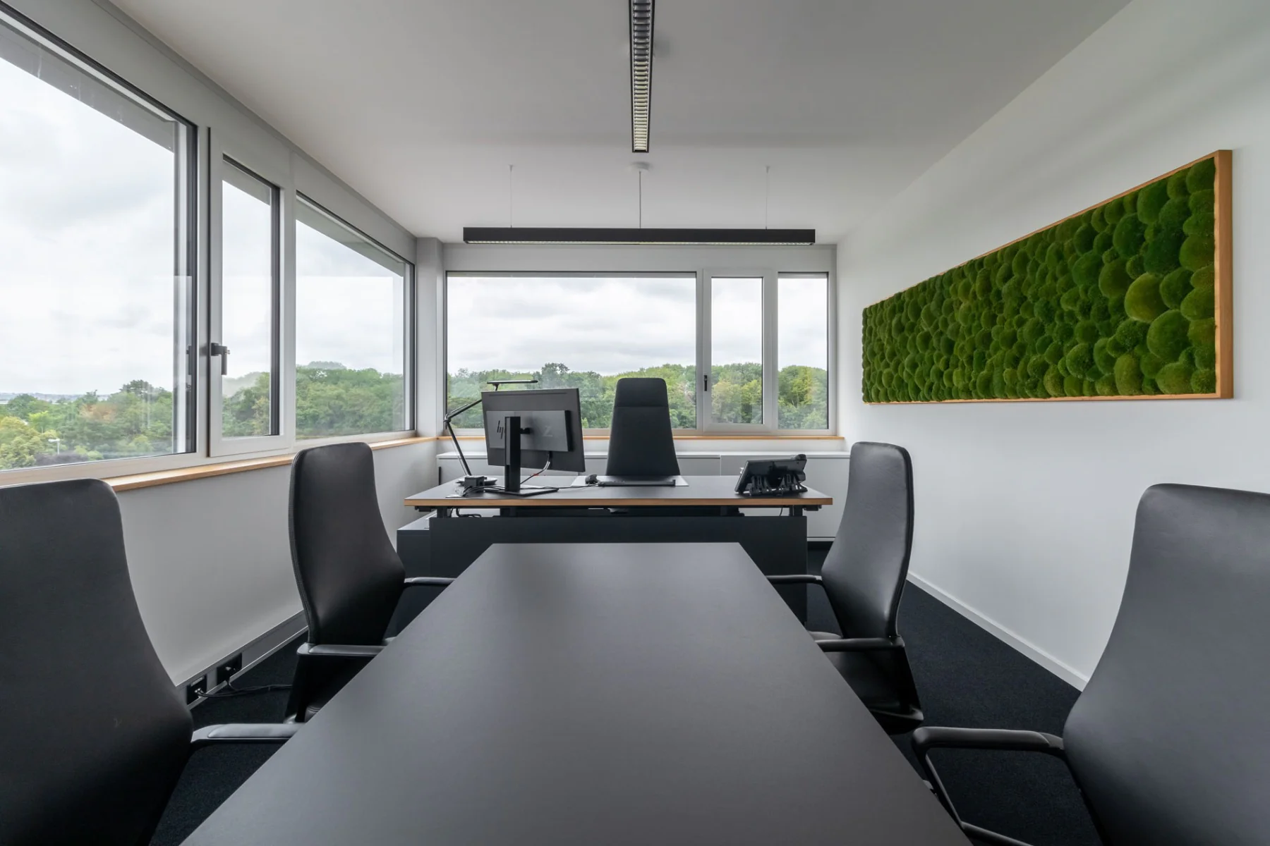Ein Konferenztisch in einem Besprechungszimmer