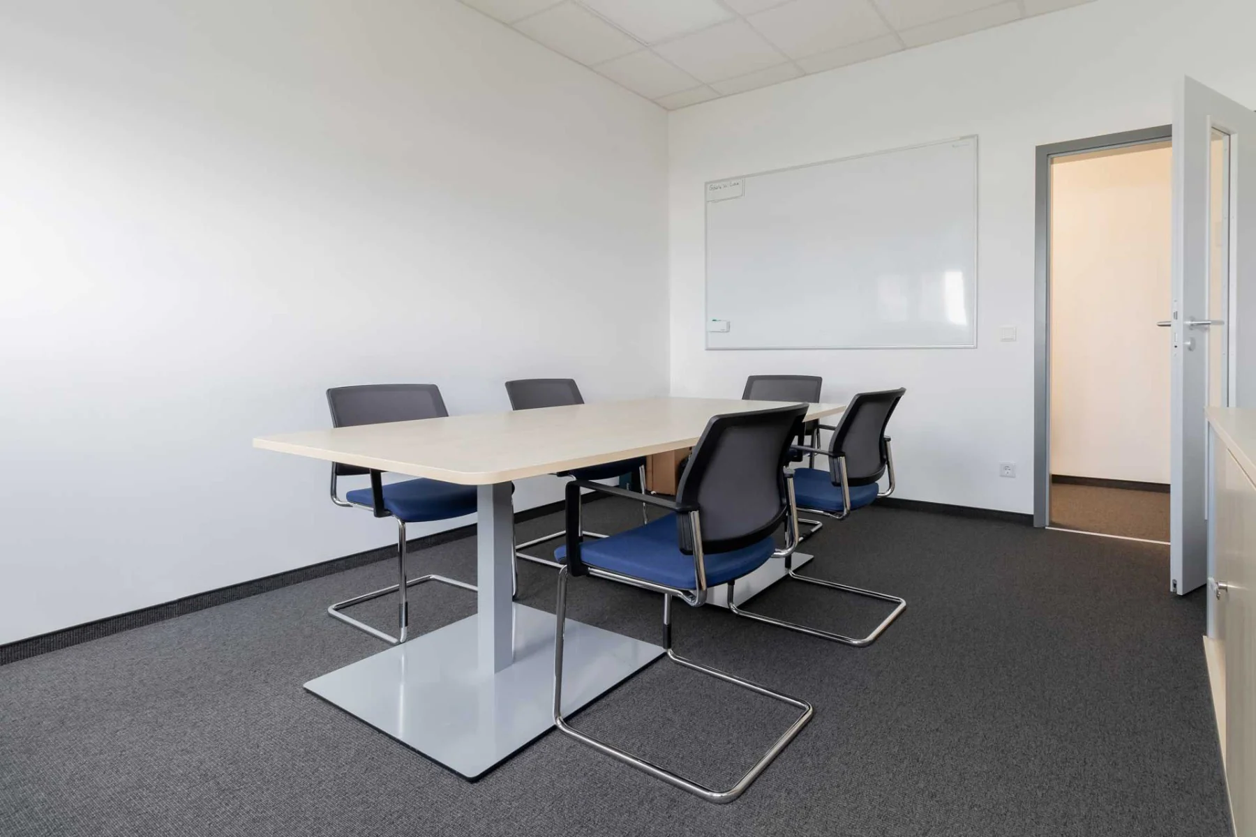 Ein kleiner Konferenztisch für 5 Personen in einem kleinen Büro