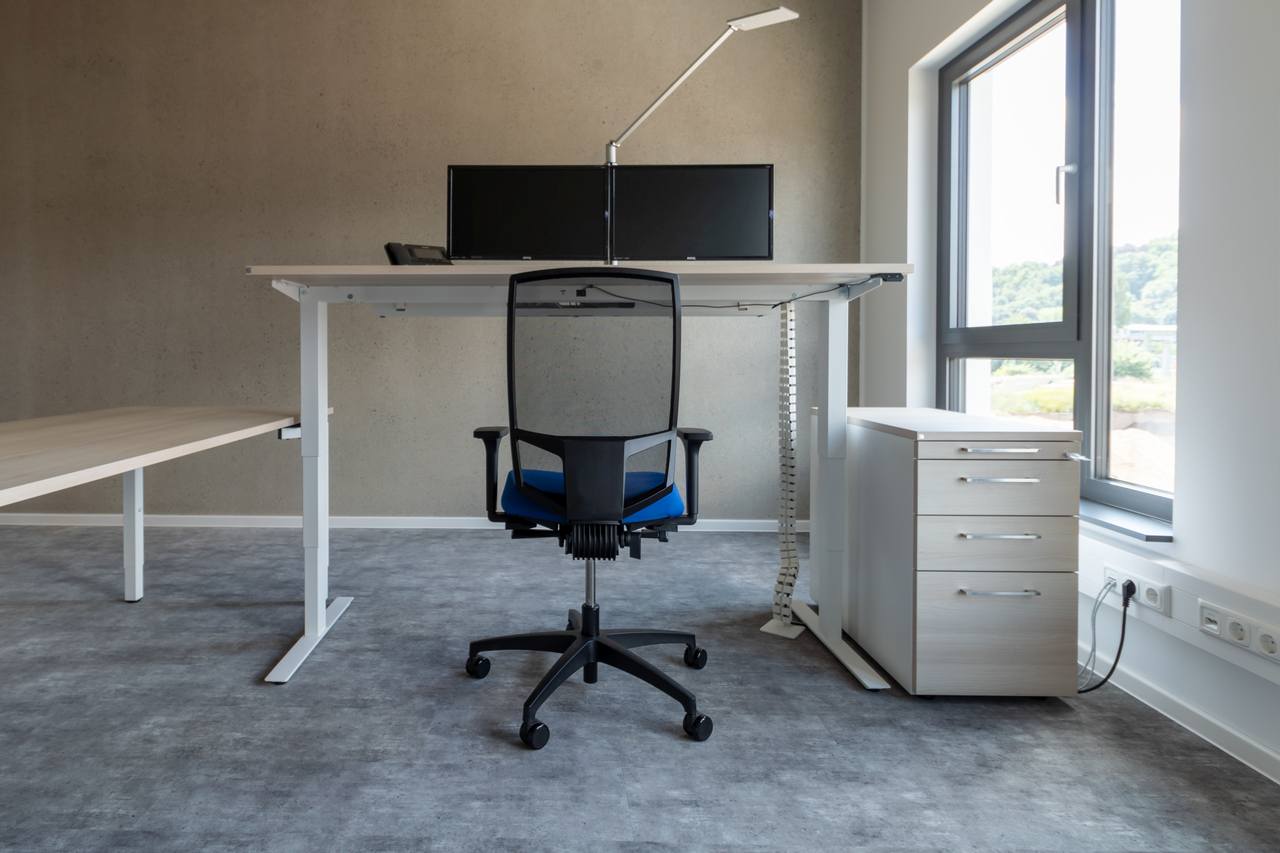 Ein hochwertiger, ergonomischer Bürostuhl in einem Büro